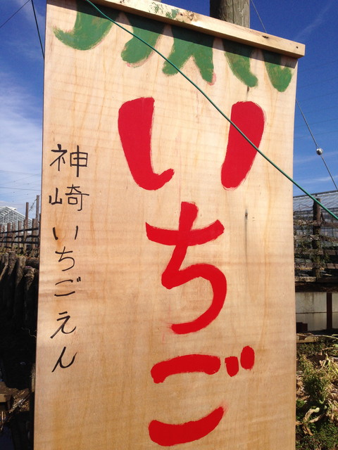 この看板が見えたら、この先を右に折れてすぐです。 IMG 1534